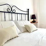 Square Inn Apartment